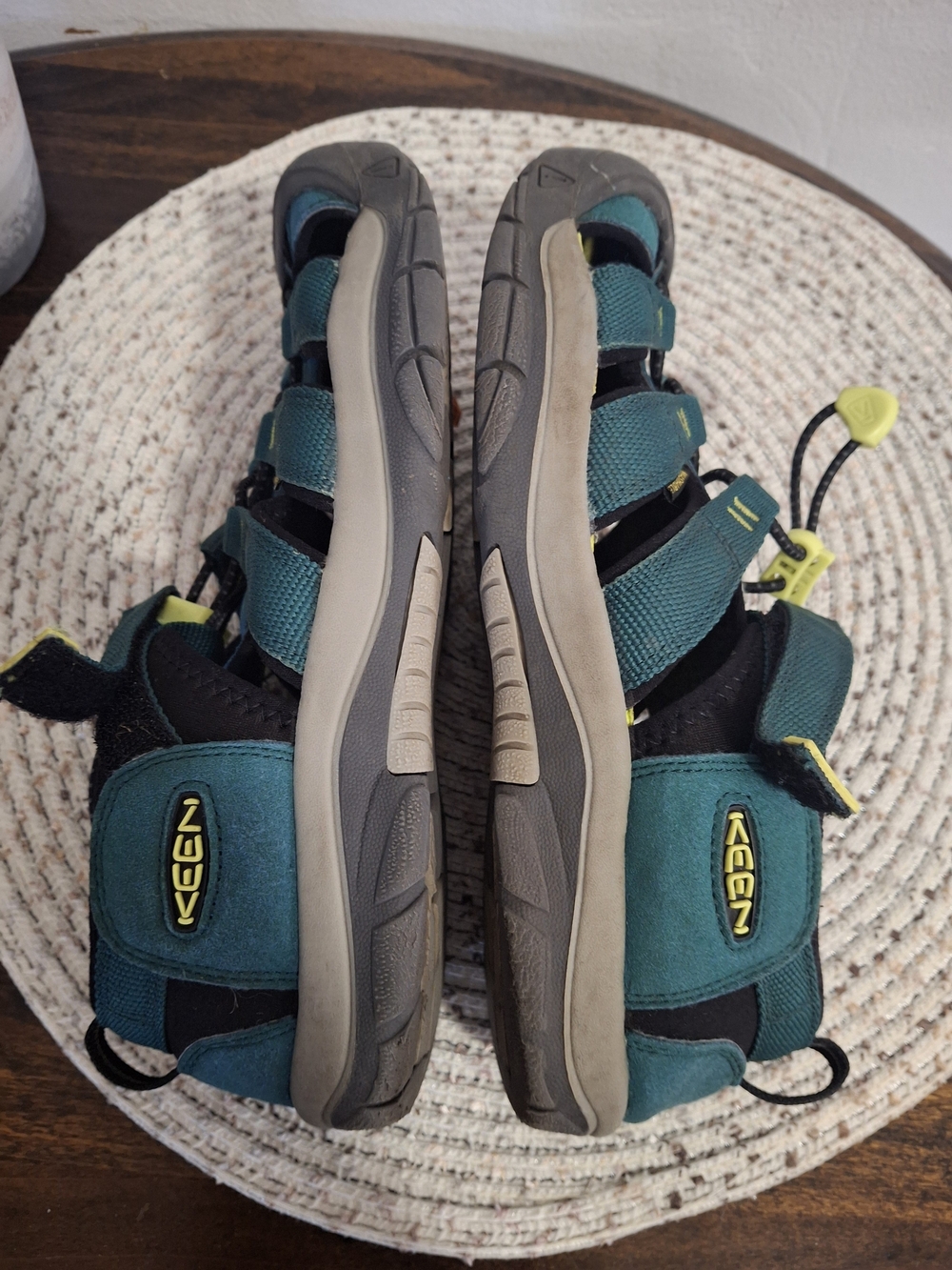 Kid's Keen Green Outdoor Sandals Size 6. - Picture 6 of 9